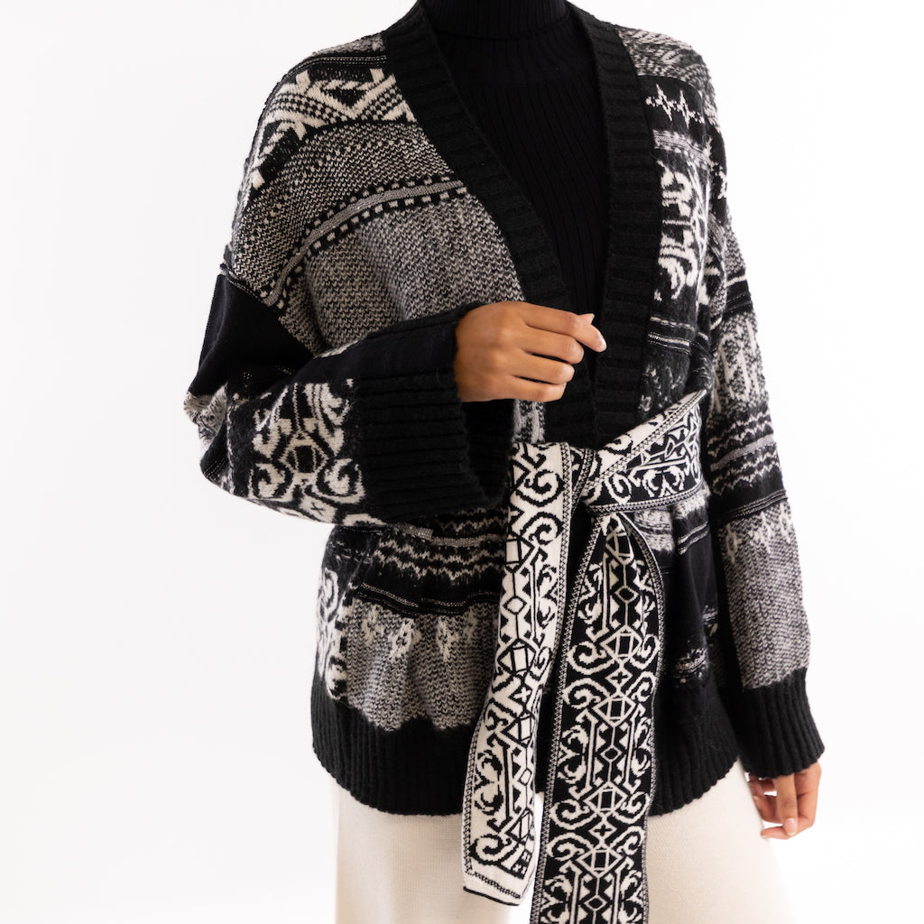 Cardigan con trama etnica nero-bianco