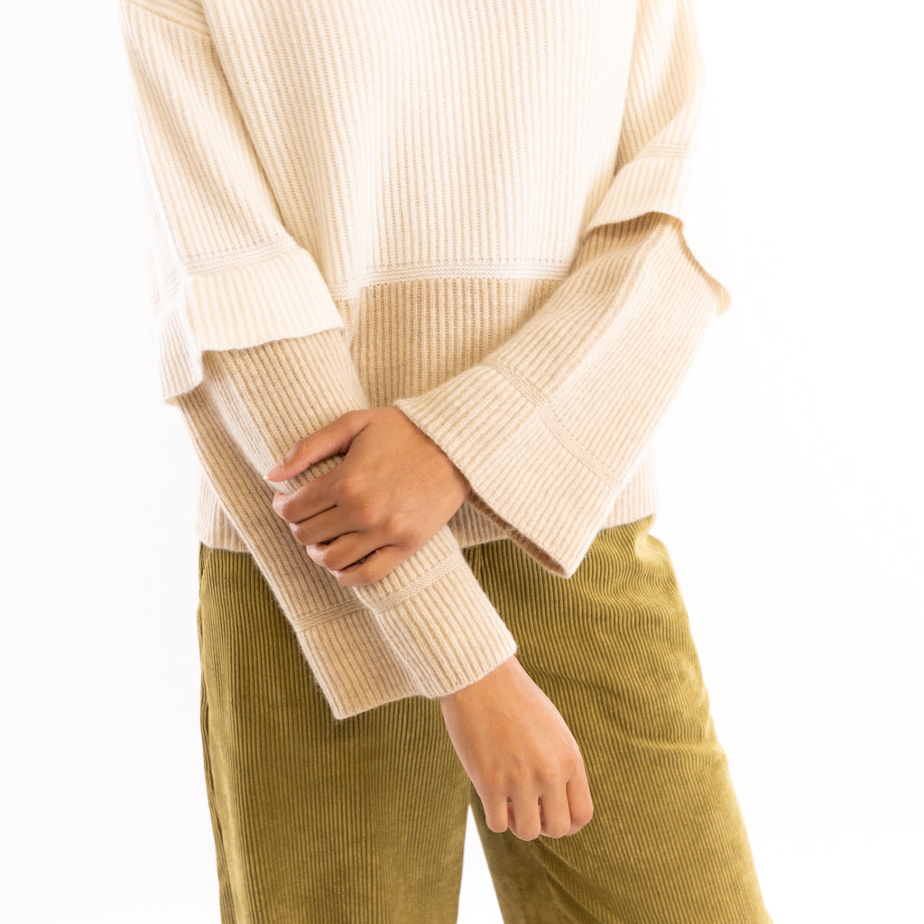 Maglione dolcevita a coste bianco-beige