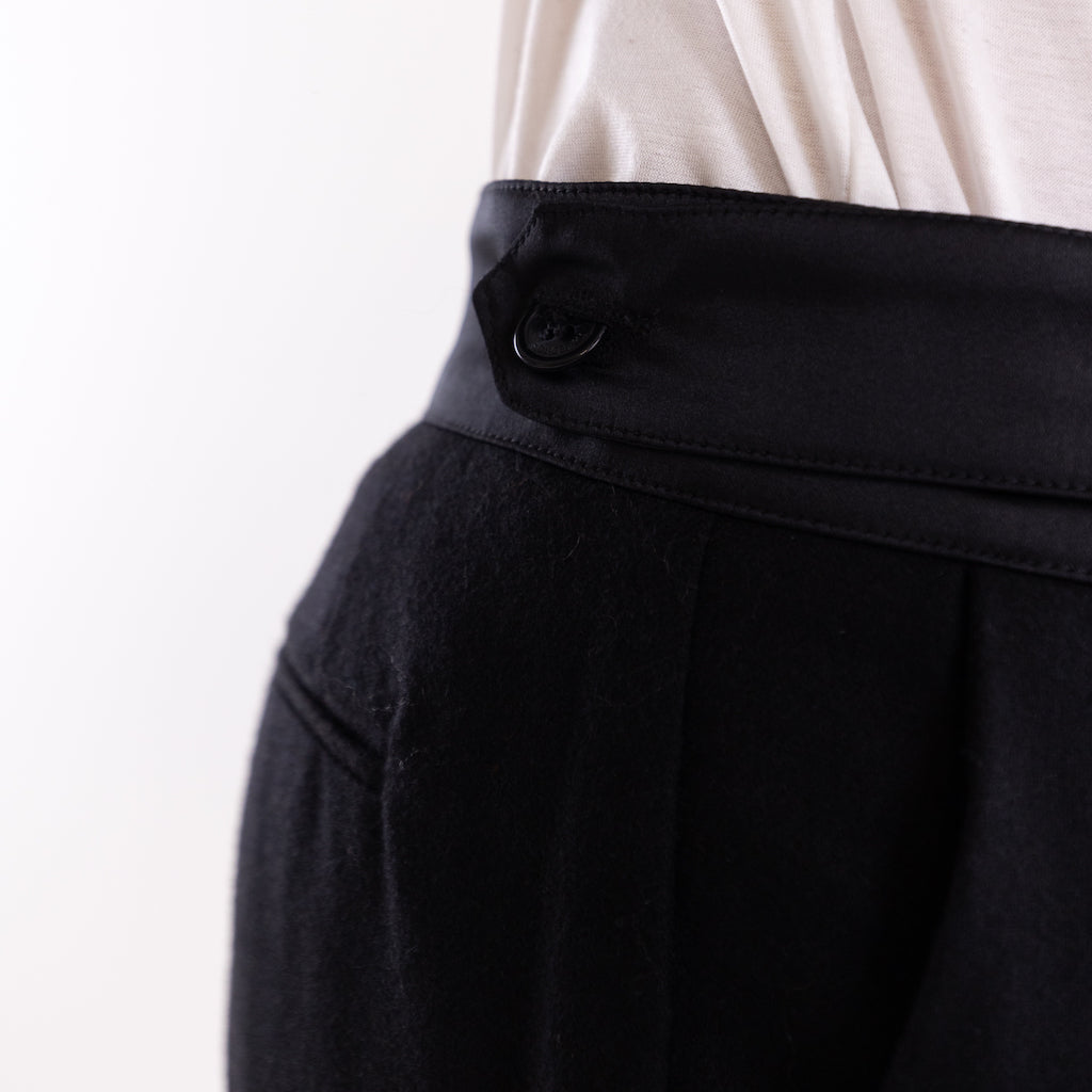 Pantalone in panno con dettgli lucidi