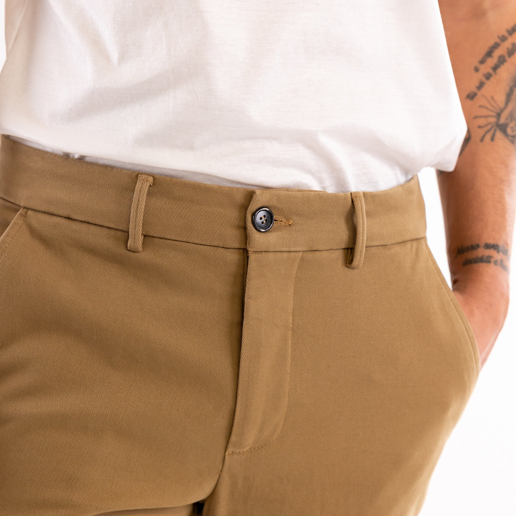 Pantalone chinos cammello