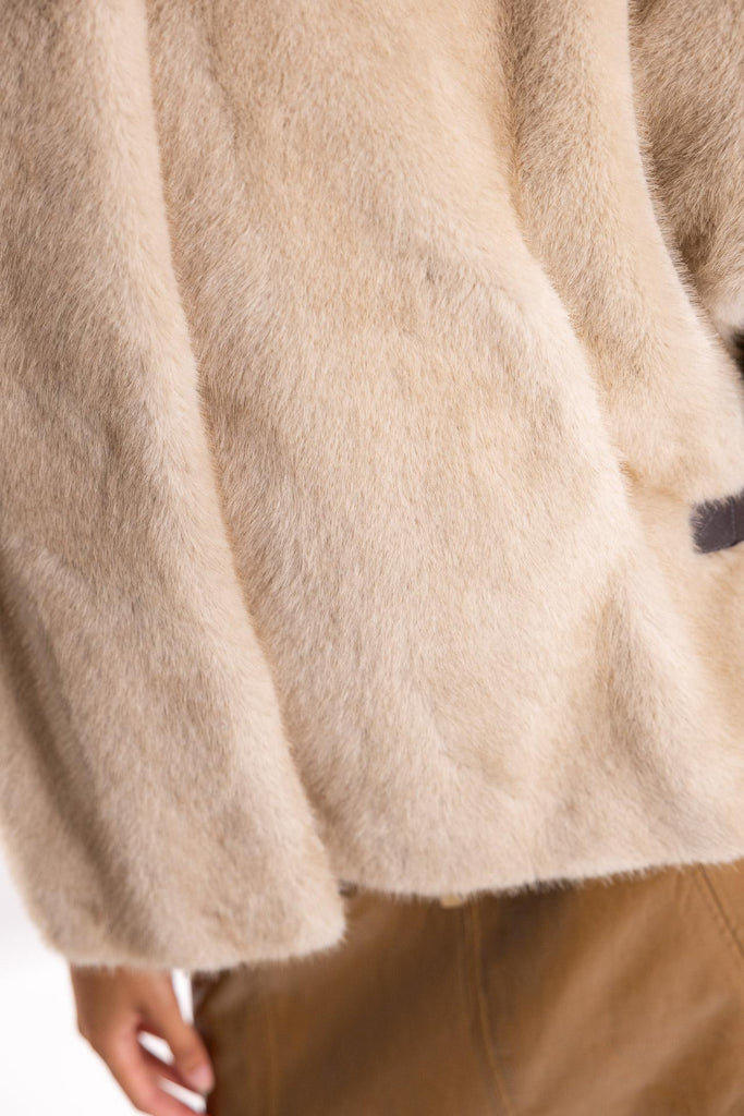 Cappa smanicata Comodino effetto pelliccia beige 103837 A2PIBEIGE PINKO 