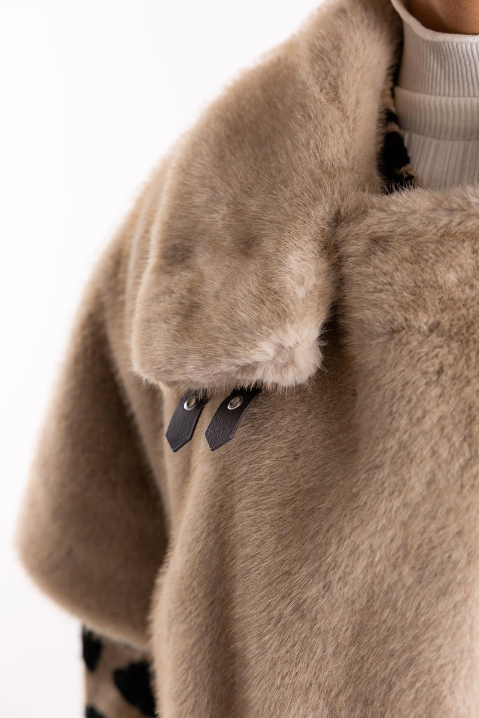 Cappa smanicata Comodino effetto pelliccia beige 103837 A2PIBEIGE PINKO 