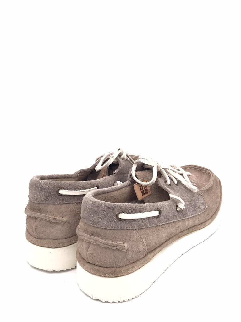 Scarpa allacciata modello  barca in crosta sabbia 13402A SABBIA MOMA 