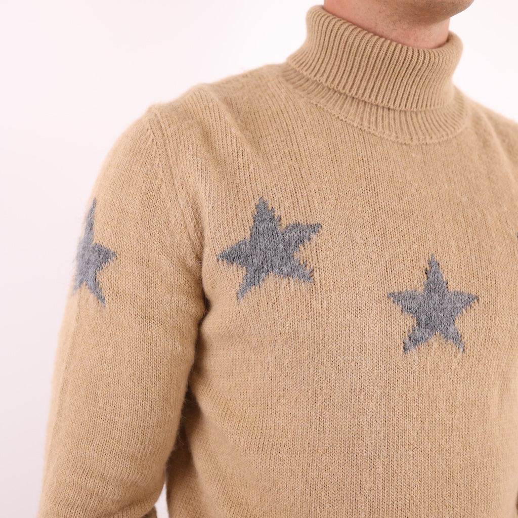 Maglione collo alto stelle cammello