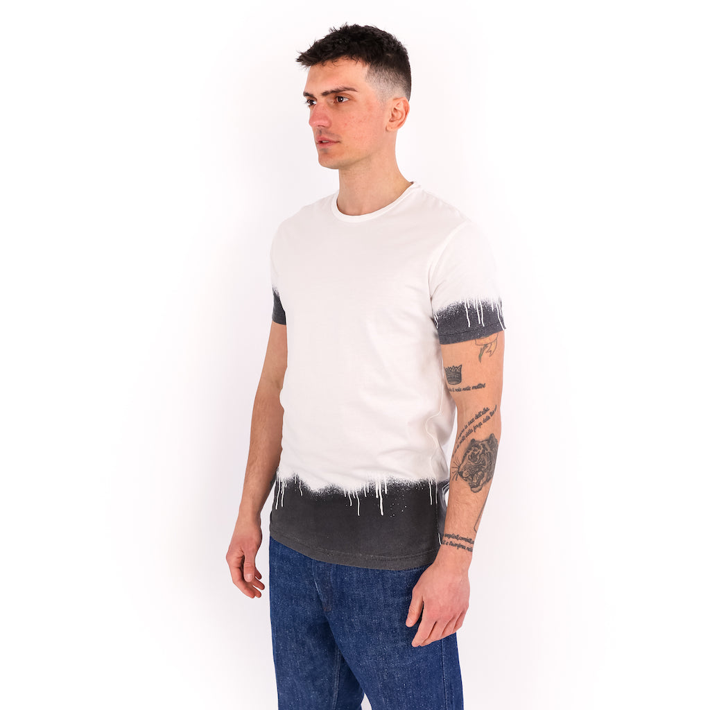 T-shirt bianca con colata di colore